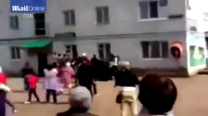 بالفيديو-لانقاذ حياة اطفالها.. رمتهم من الطابق الرابع!