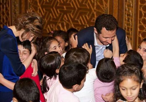 بالفيديو-الرئيس بشار الاسد وزوجته يلتقيان بالايتام!