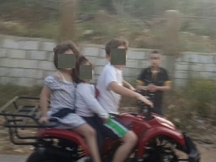 طفل في الخامسة من العمر ووراءه طفلين يقود "ATV" بمنطقة الفنار!! (الصورة)
