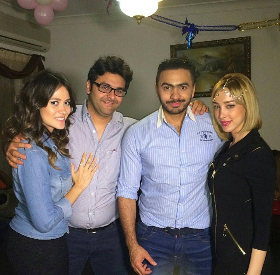 
رداً على شائعة طلاقه ..تامر حسني الى جانب زوجته بسمة في عيد ميلاد إبنتهما الأول
