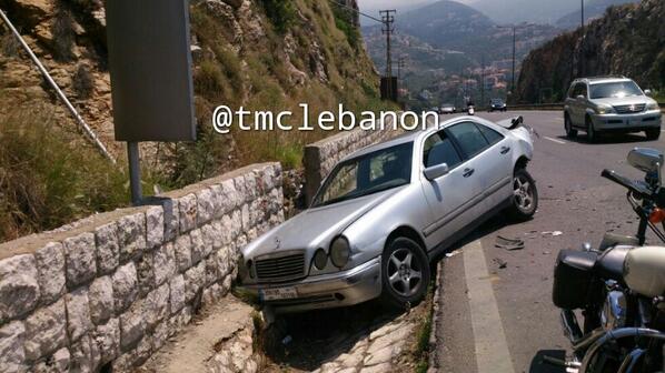 انحراف مسار مركبة على اوتوستراد جونية باتجاه طبرجا - الاضرار مادية 