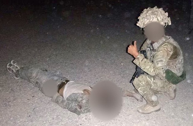 صورة تعفي جنديين بريطانيين من خدماتهما
