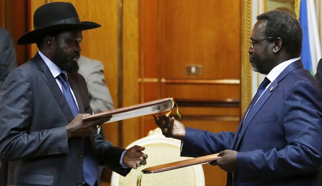 جنوب السودان.. سلفاكير وغريمه مشار يقرران وقف إطلاق النار وتشكيل حكومة انتقالية