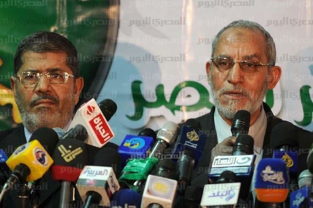 «بديع» في رسالة من السجن: مرسي رأى رؤيا لمدة 3 أيام تبشره بنصر قريب و«سريع»