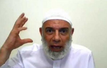 وجدى غنيم لمتظاهرى الإخوان:: أنا بلبس طاقية الإخفاء وبطير من قطر لمصر ومحدش بياخد باله... 
