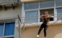 بالفيديو-فتاة تتدلى على حبل الغسيل بين الحياة والموت!