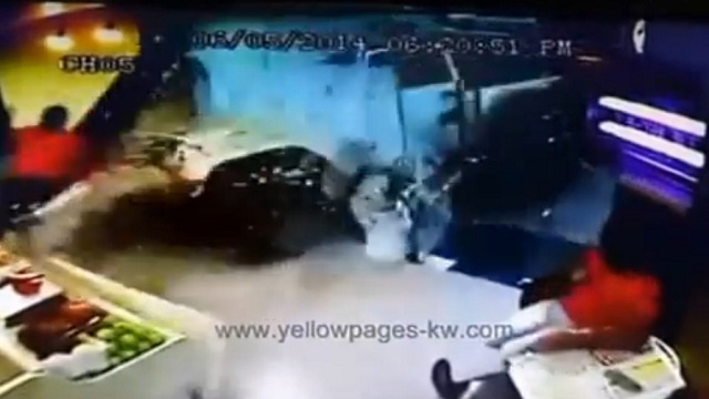 بالفيديو - شاهد سيارة تقتحم محل عصير   وتصيب عاملا!

