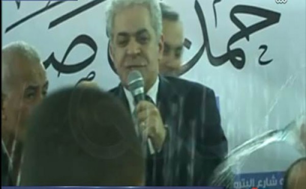 فيديو.. مصري يرشق صباحي بزجاجة ماء
