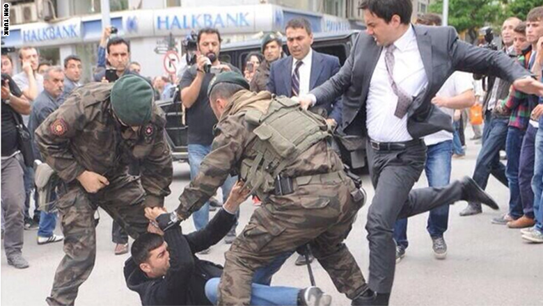 غضب بعد صورة "مستشار مفترض لإردوغان" وهو يركل محتجا!