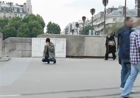  بالفيديو.. الفرق بين الغني والفقير عندما يسقط أرضاً 
