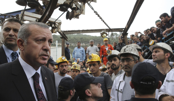 بالفيديو: أردوغان يضرب ويشتم أحد المتظاهرين في تركيا

