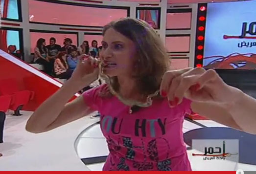 بالفيديو امراة تأكل راس الافعى