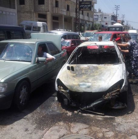 مواطن ينجو من نار اندلعت فجأة في سيارته