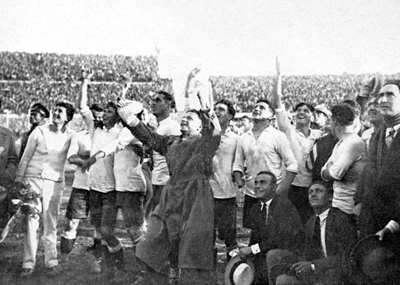 كأس العالم في كرة القدم من عام 1930 حتى عام 2010
1930: الأوروغواي اجتازت اختبارها بنجاح في أول مسابقة