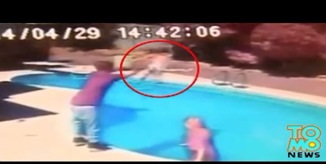 بالفيديو ..أب يغرق رضيعته ليعلمها السباحة
