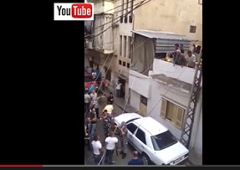 فيديو مرعب القى بعبوة غاز على راس رجل 