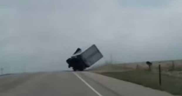 بالفيديو – سيطر على الشاحنة في اللحظة الأخيرة