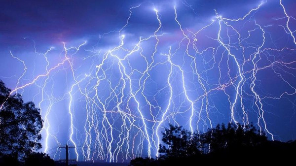 ألغاز حيّرت البشرية.. كيف تحدث الصواعق وما أسباب البرق؟!