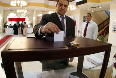 تواصل تصويت المصريين في الخارج
وتظاهرات ضد الانتخابات الرئاسية