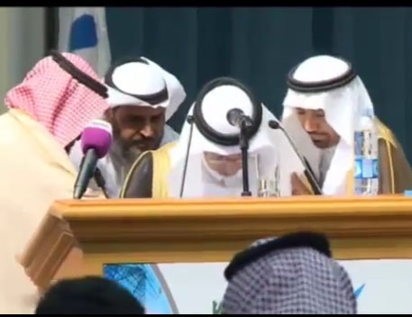 بالفيديو وزير خليجي يغيب عن الوعي على المنصة 