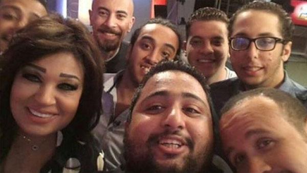 فيفي عبده تدخل عالم الـselfie