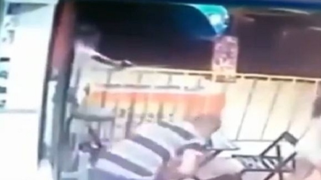 بالفيديو- مقتل شاب بالرصاص أمام ابنته ذات الثلاث سنوات!

