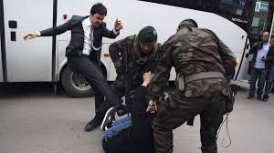 عزل مساعد أردوغان الذي ركل محتجاً 