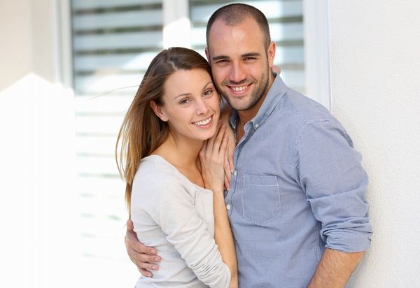 لماذا يجد الرجل المراة الاقصر منها اكثر انوثة وجذابية ؟