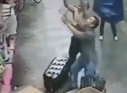 بالفيديو.. لحظات مرعبة لسقوط رضيع من الطابق الثاني