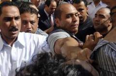 حارس السيسي يعتدي بالضرب على مراسل قناة 