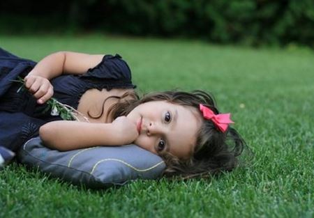  بالصورة.. طفلة تريد تحقيق أحلامها قبل فقدانها بصرها 