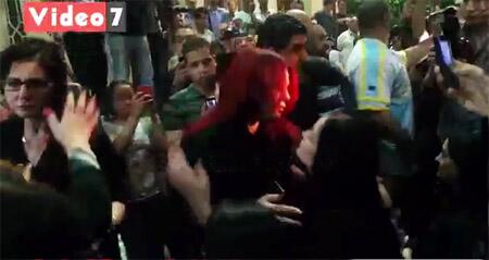 بالفيديو – هيفا تجاهلت آثار الحكيم في أول لقاء جمعهما!