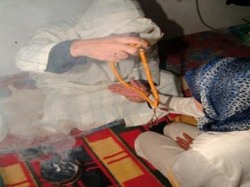 خادمة تسحر كفيلها وتحدث ثقوبا في وجهه