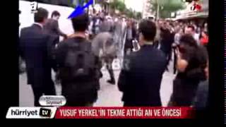 بالفيديو-مساعد اردوغان يركل احد المتظاهرين!