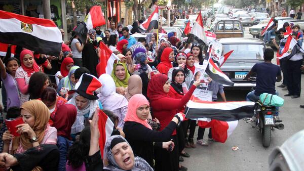 اللجنة العليا للانتخابات المصرية تمدد عمليات الاقتراع يوما ثالثا
