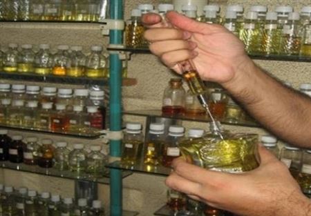 يخلط بوله بالعطور لبيعها!