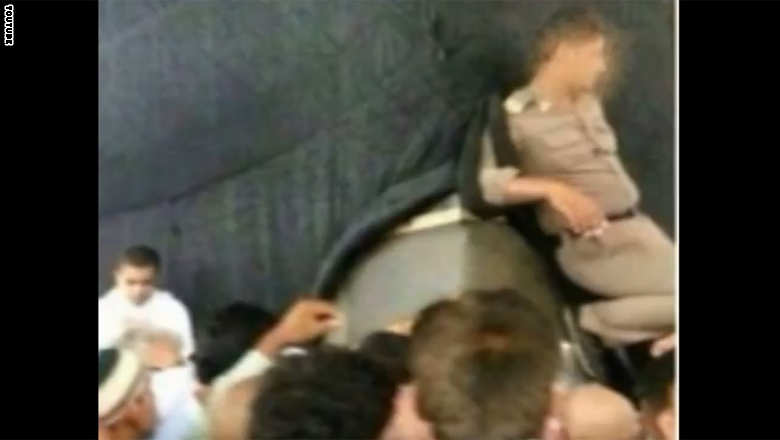 صورة شرطي سعودي يضع قدمه على الحجر الأسود تهز العالم الإسلامي وأمير مكة يأمر بـ"إجراءات صارمة" بحقه!