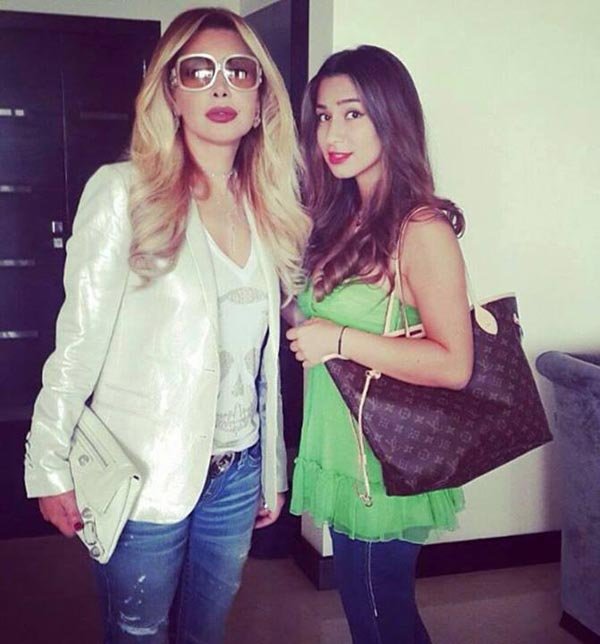 من هي هذه الفتاة إلى جانب نوال الزغبي؟!