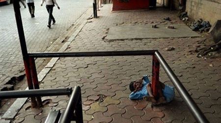 بالصور- جدة تقيد حفيدها إلى عمود بسلسلة لحين عودتها من العمل