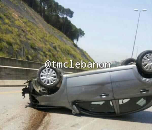 حادث إنزلاق مركبة على أوتوستراد المتن السريع بإتجاه نهرالموت الأضرار مادية 