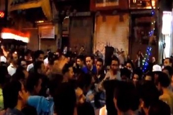 بالفيديو شاهد شقيقته ترقص في الشارع فجن جنونه