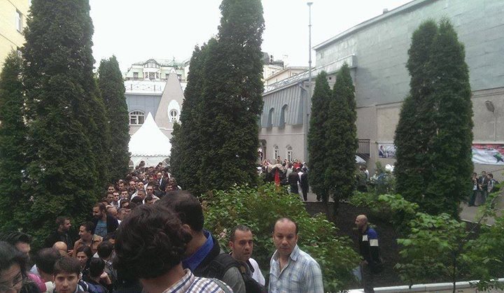 الجالية السورية في روسيا تؤدي واجبها الانتخابي في السفارة السورية في موسكو

