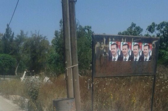 بالصور- الرئيس بشار الأسد على مداخل القرى العكاريةَ!