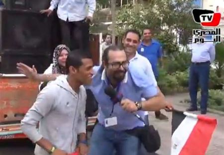 بالفيديو- مراسل شي إن إن يرقص مع المصريين على أنغام بشرة خير