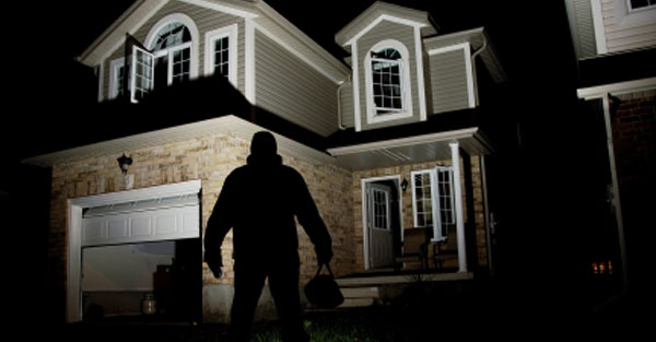 لص يتسلل إلى منازل طلاب جامعة بريطانية لـ..