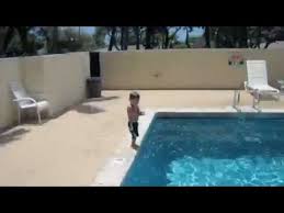 بالفيديو اصغر سباح بالعالم 