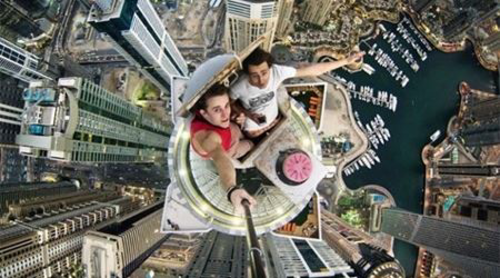 بالفيديو والصور- صورة "selfie" ساحرة دفعته لتسلق اعلى الابراج!