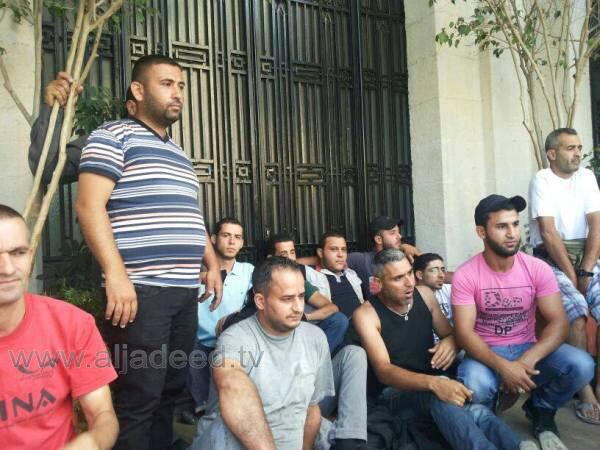  مياومو بلدية طرابلس ينفّذون اعتصاماً أمام مبنى البلدية احتجاجاً على عدم تثبيتهم 