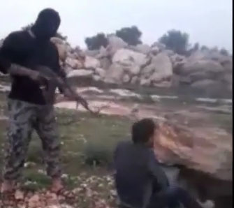 بالفيديو داعش يقوم باعدام مسلحين من الجيش الحر ويرمي احدهم داخل البئر بعد (اعدامه) رميا بالرصاص