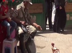 بالفيديو: شرطي مصري يطلب من دجاجة رقم بطاقتها أمام مركز انتخابي
